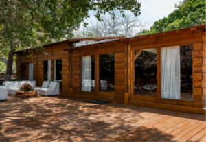Zona VIP de invitados en Isla del Encanto, espacio privado con diseño rústico y elegante para celebraciones especiales