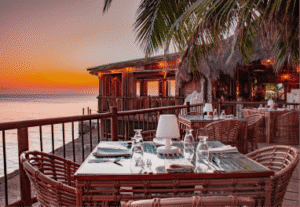 Restaurante Don Juancho de Isla del Encanto con vista al mar, ideal para cenas románticas o eventos especiales