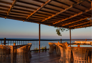 Terraza Chipi-Chipi con vista al mar en Isla del Encanto, ideal para eventos íntimos al atardecer