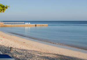 Playa privada de Isla del Encanto, espacio frente al mar Caribe perfecto para bodas y ceremonias al aire libre