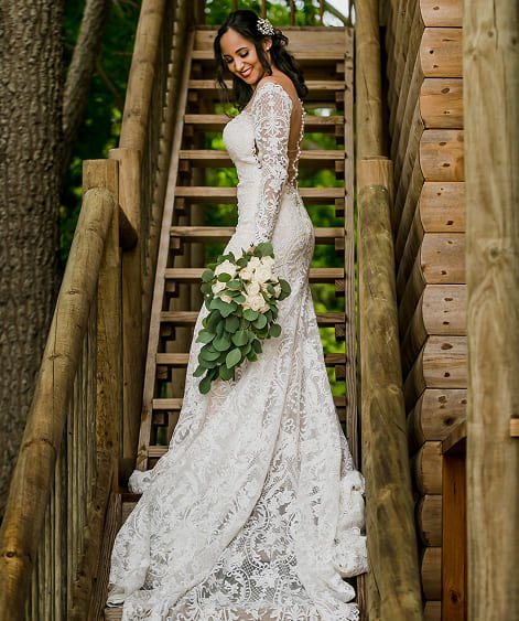 Novia en vestido blanco posando entre estructuras rústicas en ambiente natural de la isla