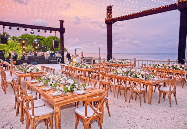 Muelle Delfines en Isla del Encanto decorado para evento, con vista al mar y puesta de sol en Cartagena