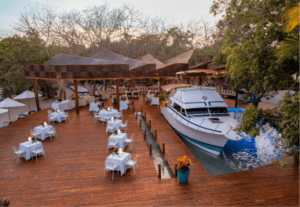 Bar Donatella en Isla del Encanto con ambiente natural, muelle privado y montaje para eventos exclusivos